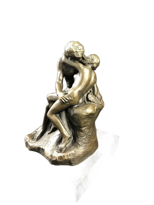 Een bronzen beeld van de kus, by Rodin.