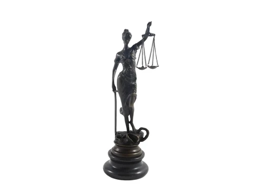 Een bronzen beeld van de Vrouwe Justitia