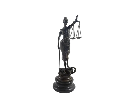 Een bronzen beeld van de Vrouwe Justitia