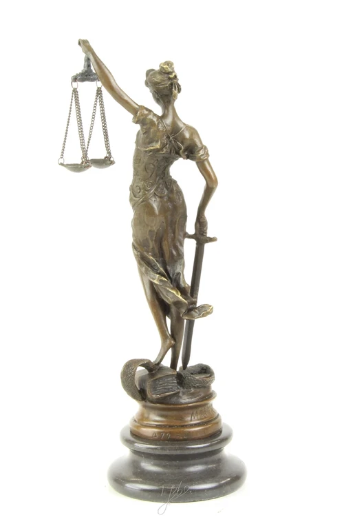 Een bronzen beeld van de Vrouwe Justitia