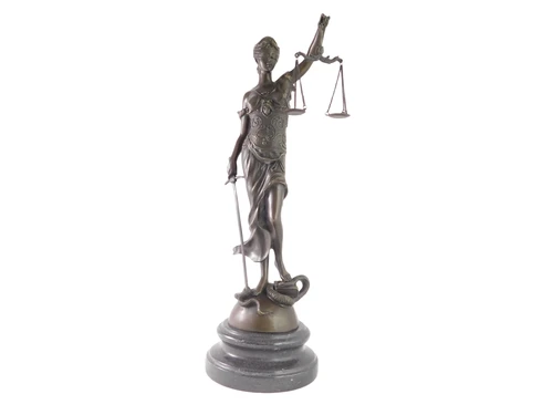 Een bronzen beeld van de Vrouwe Justitia