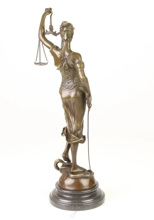 Een bronzen beeld van de Vrouwe Justitia