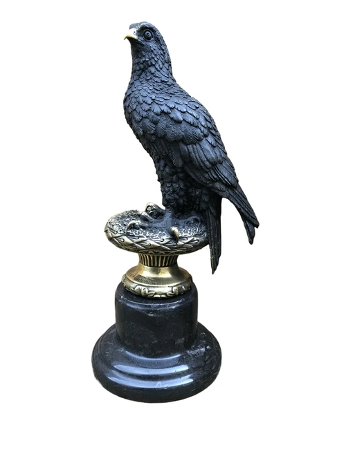 Een bronzen beeld van een adelaar