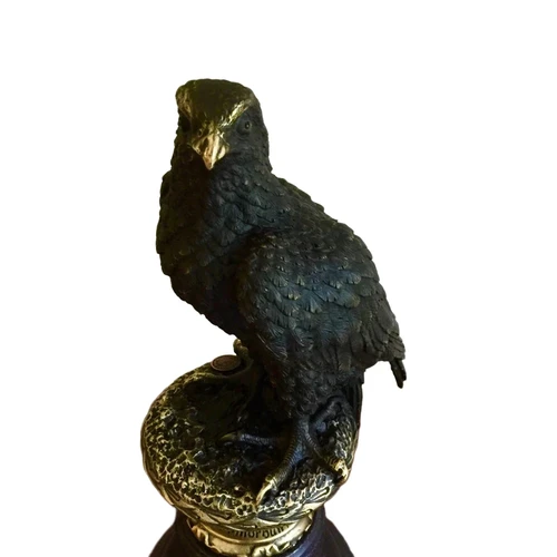 Een bronzen beeld van een adelaar