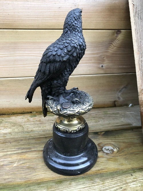 Een bronzen beeld van een adelaar