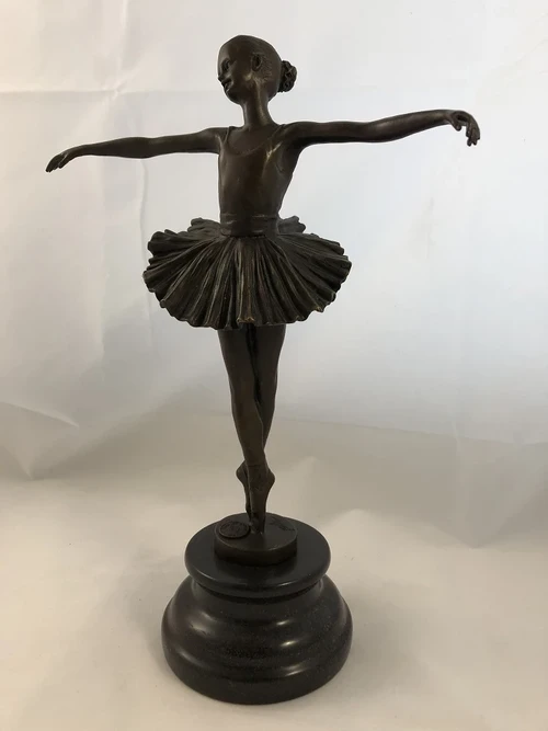 Een bronzen beeld van een balletdanser