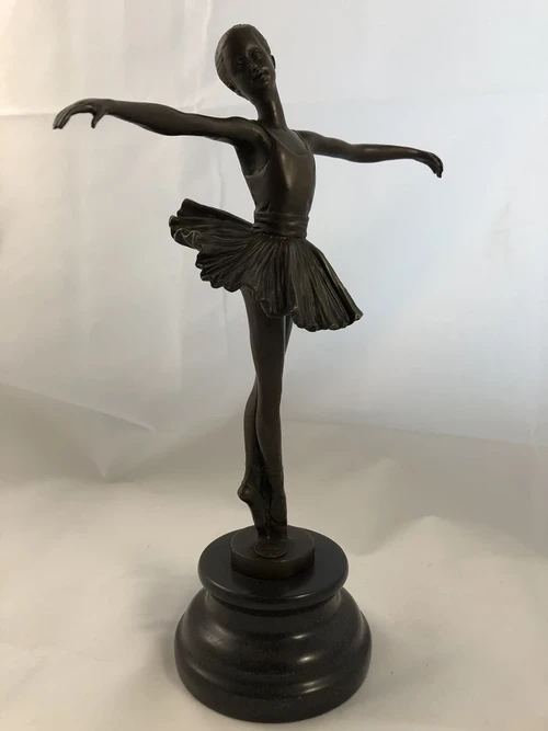 Een bronzen beeld van een balletdanser