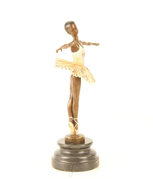 Een bronzen beeld van een balletdanseres