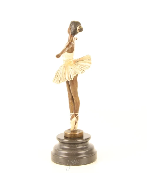 Een bronzen beeld van een balletdanseres