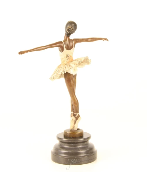 Een bronzen beeld van een balletdanseres