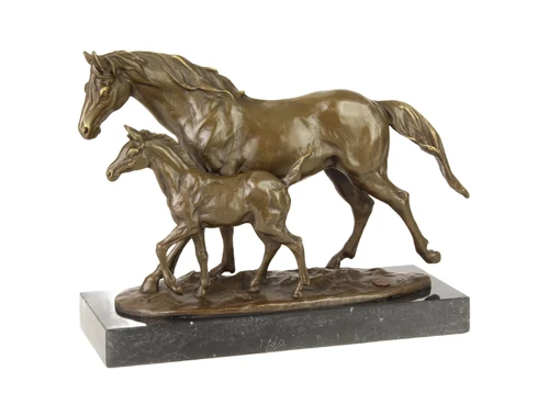 Een bronzen beeld van een paard en veulen.