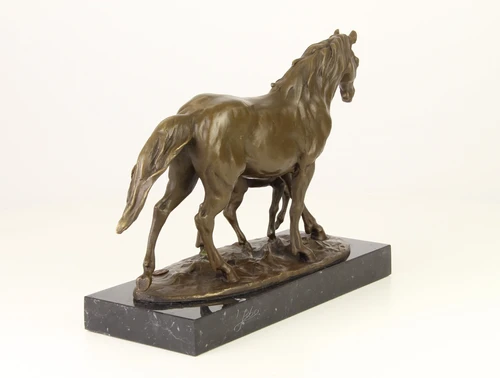 Een bronzen beeld van een paard en veulen.