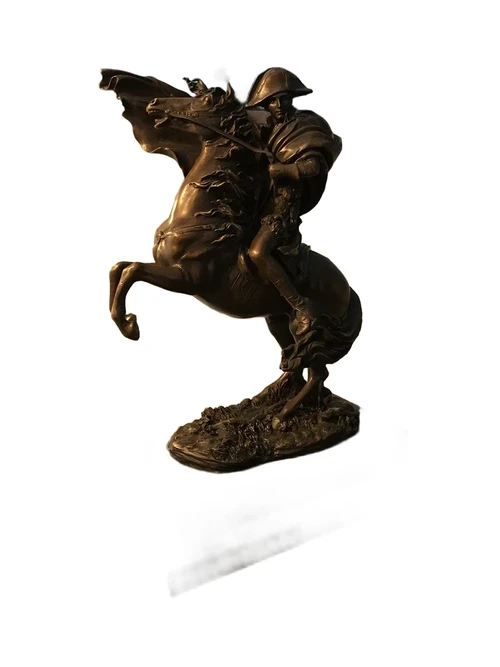 Een bronzen beeld van Napoleon op paard
