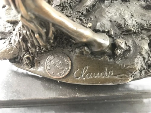 Een bronzen beeld van Napoleon op paard