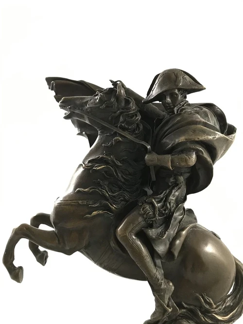 Een bronzen beeld van Napoleon op paard