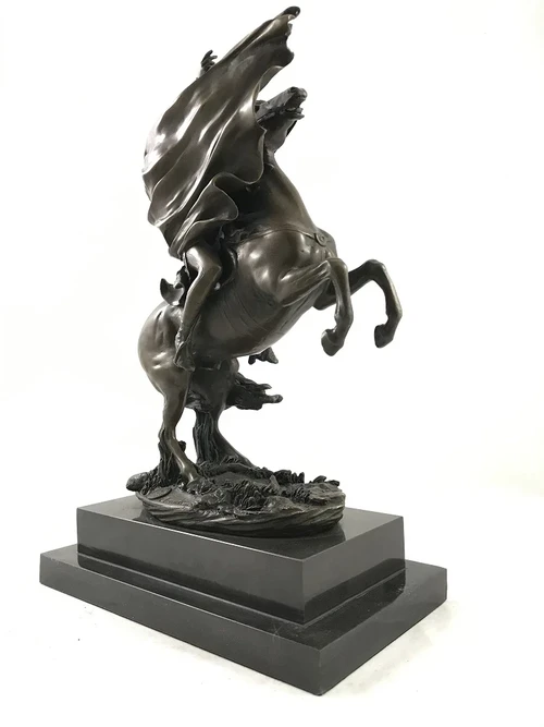 Een bronzen beeld van Napoleon op paard