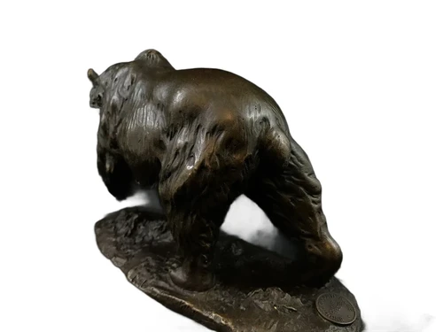 A bronze statue/sculpture of a grizzly bear