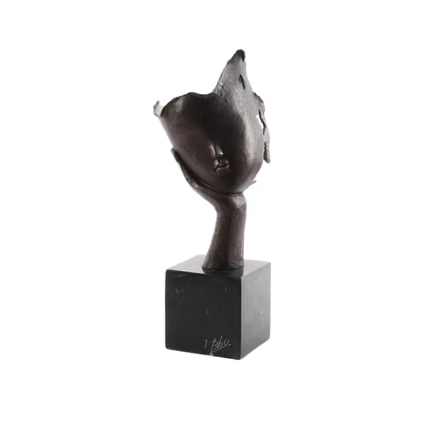A bronze statue/sculpture of a head resting on a hand