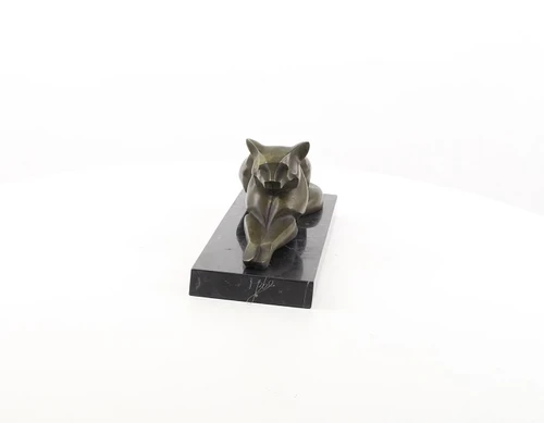 Een bronzen beeld/sculptuur van een liggende kat, modernistische stijl