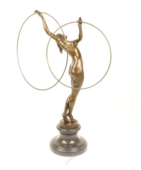 Een bronzen beeld/sculptuur van een naakte hoelahoep danseres