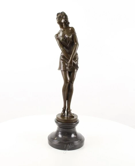 Eine Bronzeskulptur einer nachdenklichen Frau
