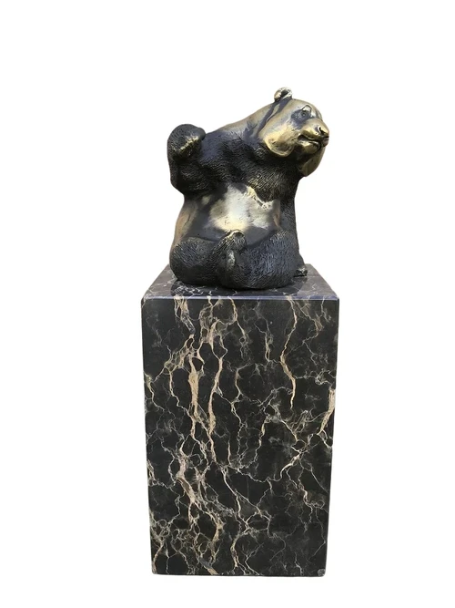 Een bronzen beeld/sculptuur van een zittende panda, op mooie grote voet!