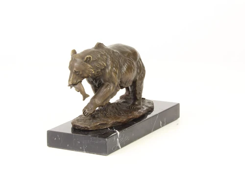 Een mooi bronzen beeld van een grizzly beer