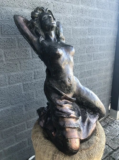 Sculpture: Female Figure – Cast Iron – 75 cm High – Bronze-effect ‘Rust’