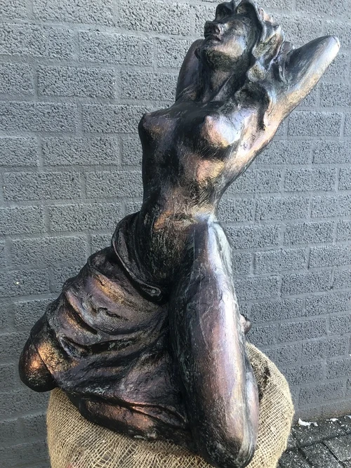 Sculpture: Female Figure – Cast Iron – 75 cm High – Bronze-effect ‘Rust’