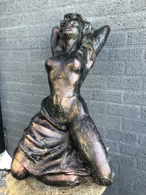 Sculpture: Female Figure – Cast Iron – 75 cm High – Bronze-effect ‘Rust’