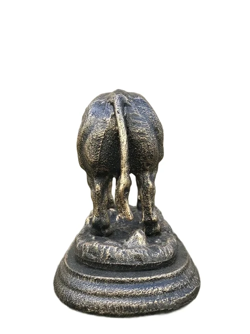 Eine schöne Statue eines Stiers aus Gusseisen
