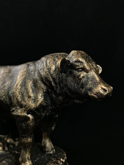 Eine schöne Statue eines Stiers aus Gusseisen