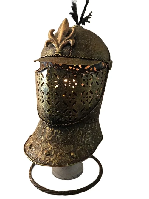 Ein schöner Ritterhelm aus Messing auf einem Ständer.