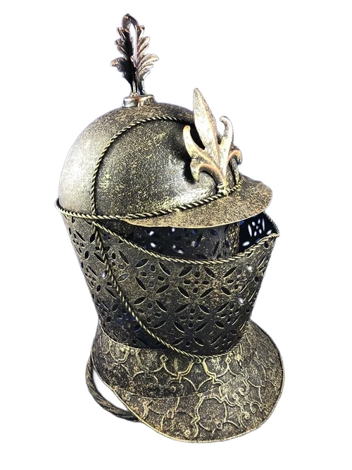 Ein schöner Ritterhelm aus Messing auf einem Ständer.