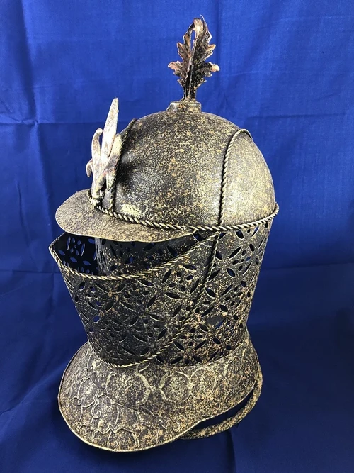 Ein schöner Ritterhelm aus Messing auf einem Ständer.