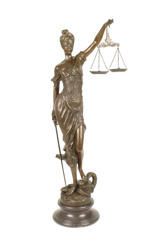 Een zeer fors bronzen beeld van de Vrouwe Justitia