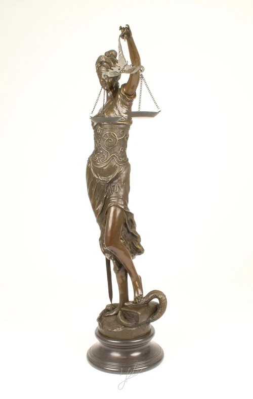 Een zeer fors bronzen beeld van de Vrouwe Justitia