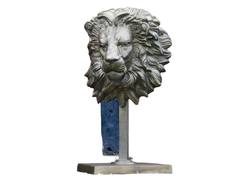 One-off: Large Lion's Head on Stand - 120 cm - Messing - Alu