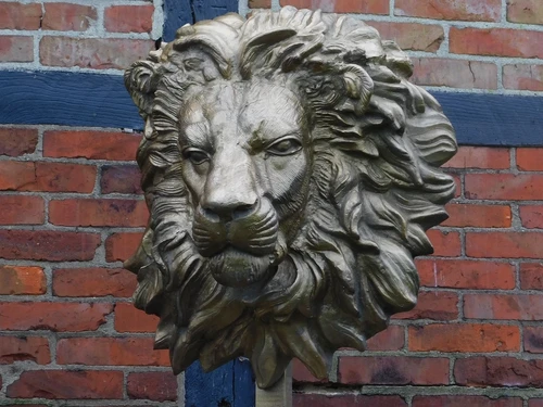 One-off: Large Lion's Head on Stand - 120 cm - Messing - Alu