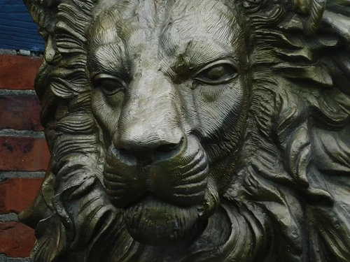 One-off: Large Lion's Head on Stand - 120 cm - Messing - Alu