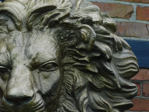 One-off: Large Lion's Head on Stand - 120 cm - Messing - Alu