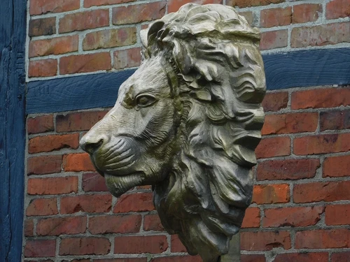 One-off: Large Lion's Head on Stand - 120 cm - Messing - Alu
