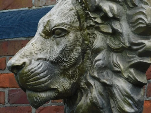 One-off: Large Lion's Head on Stand - 120 cm - Messing - Alu