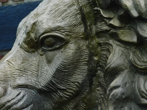 One-off: Large Lion's Head on Stand - 120 cm - Messing - Alu
