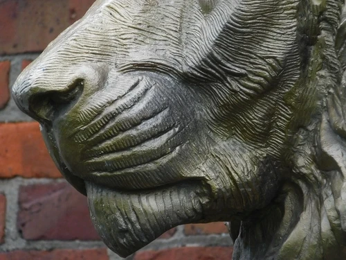 One-off: Large Lion's Head on Stand - 120 cm - Messing - Alu