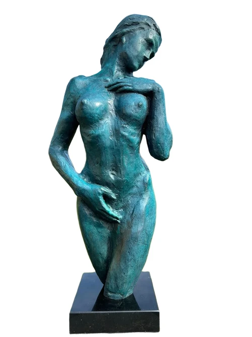 Elegant blauw bronzen beeld van een naakte vrouw op marmeren voet