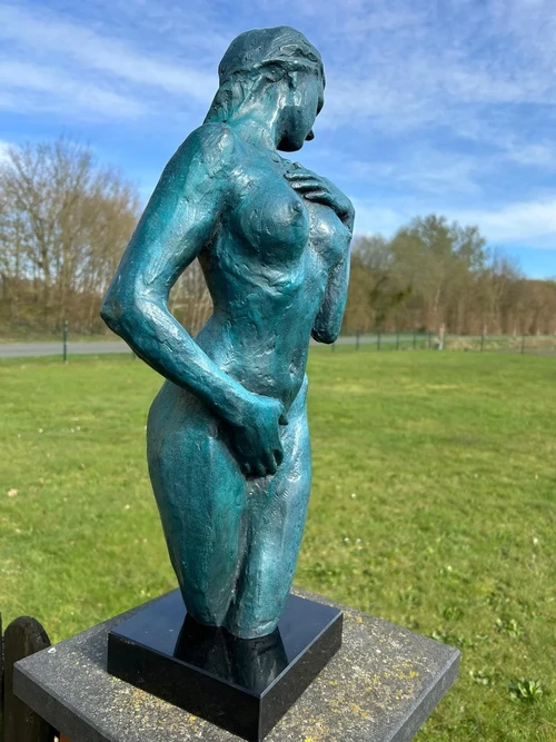Elegant blauw bronzen beeld van een naakte vrouw op marmeren voet
