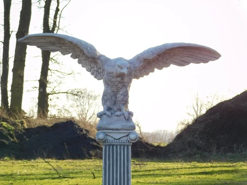 Eagle XXL on Pedestal - 160 cm - Solid Stone