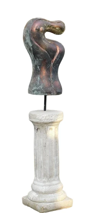 Beeld Ghost koper look op sokkel vol steen, zeer fraai !