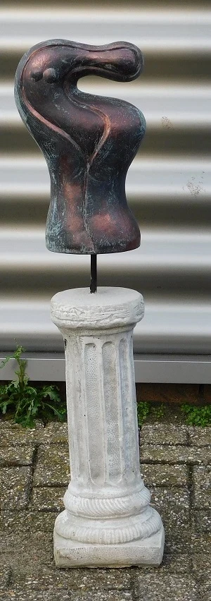 Beeld Ghost koper look op sokkel vol steen, zeer fraai !